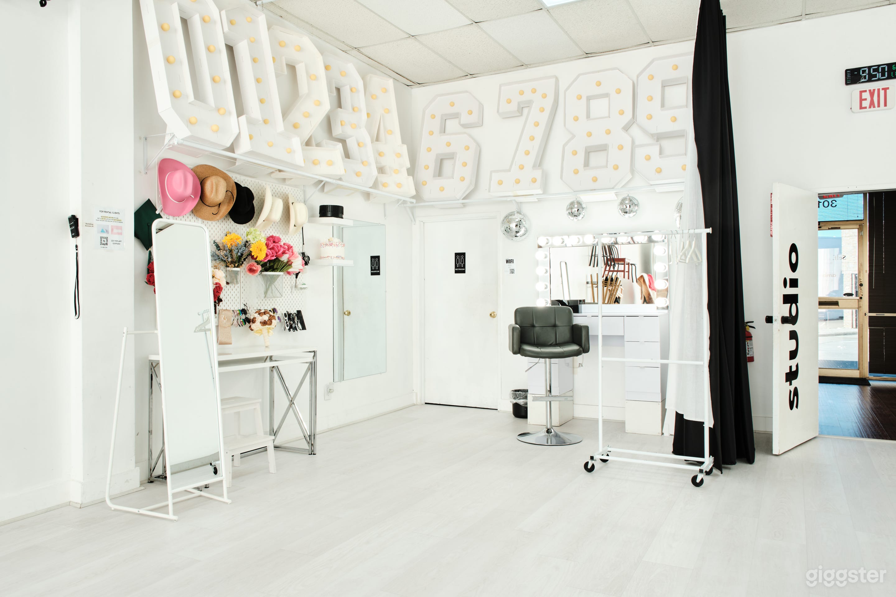 Video & Photo Studio w/ Natural Light and CYC Wall Photo 3