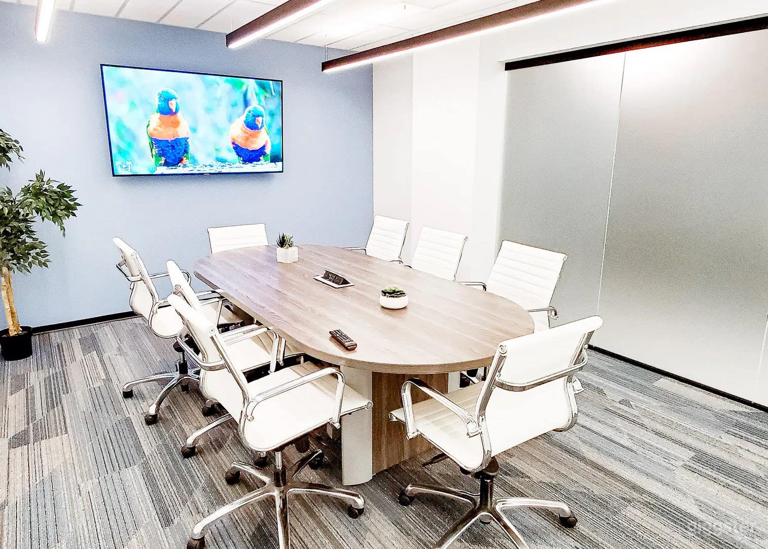 Large Meeting Room for 8 Photo 3