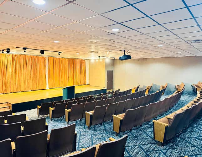 Sheatreg Rend Whisper Theatre | Rent this location on Giggster