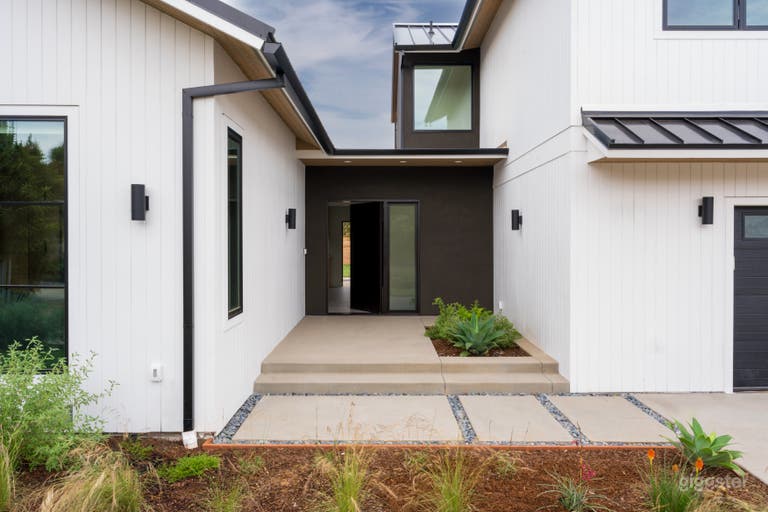  Stunning Modern Farmhouse in Encinitas! 