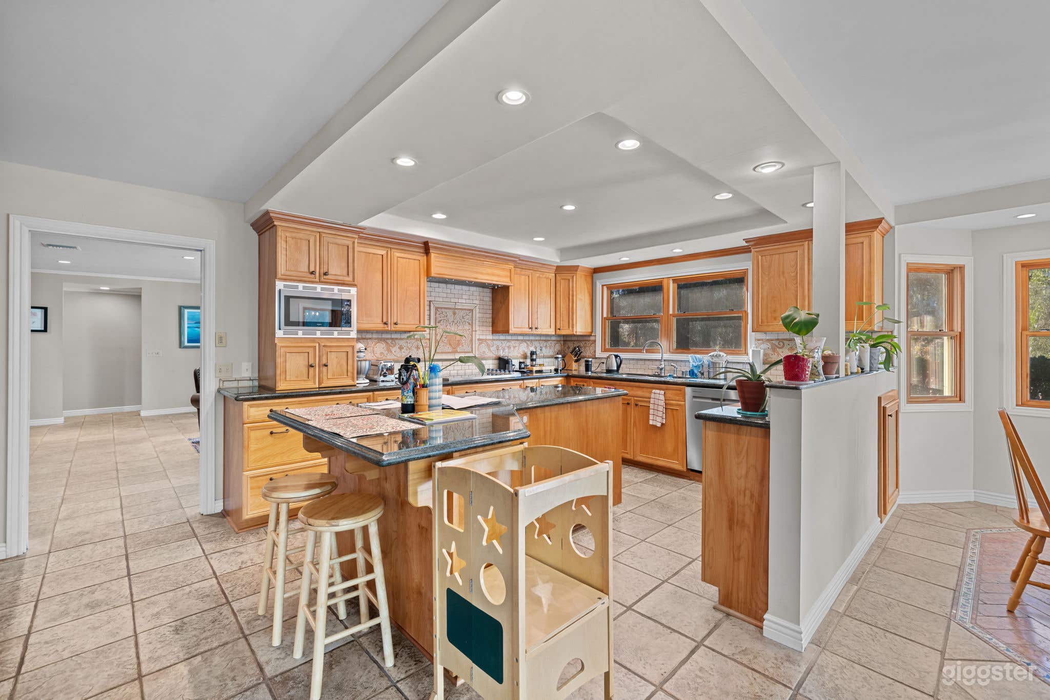 Rustic Ranch Style Home in Calabasas Photo 2