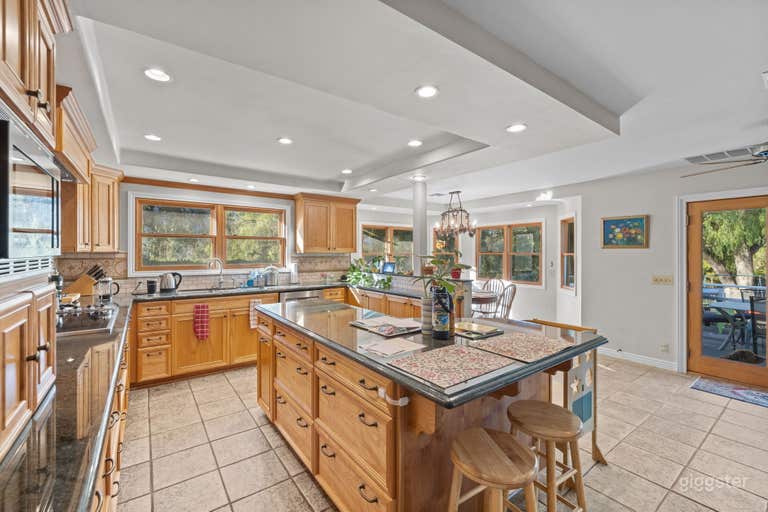  Rustic Ranch Style Home in Calabasas 