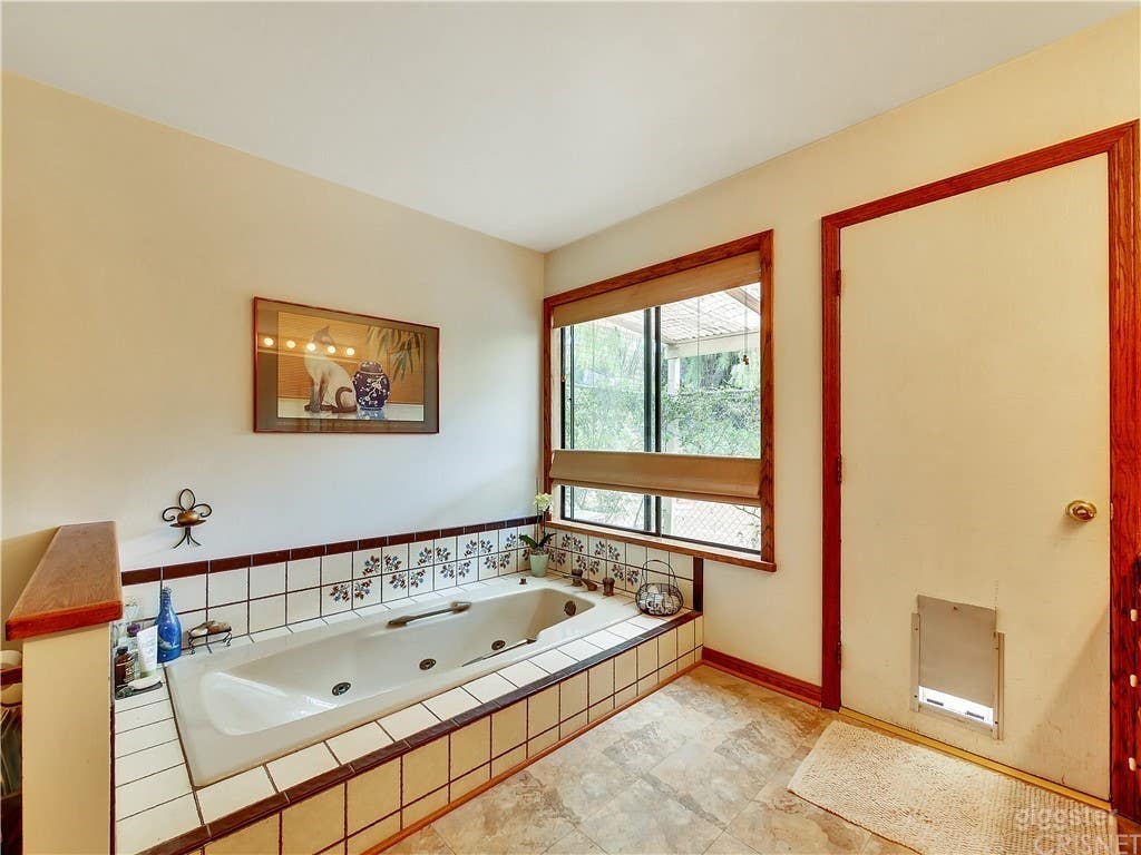 Rustic Ranch Style Home in Calabasas Photo 4