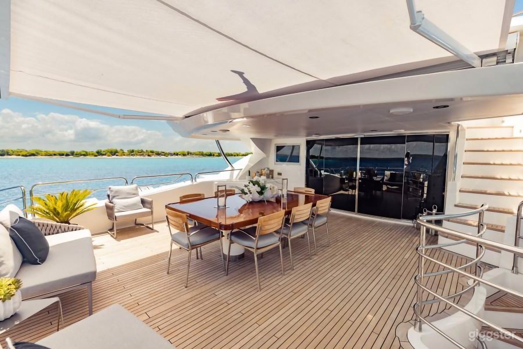 Luxury Giant Motorboat Photo 4