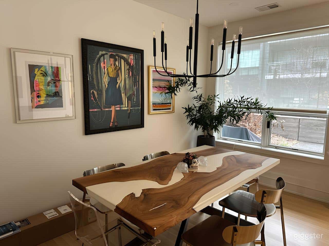 Modern Designer Home with Living, Kitchen &amp; Dining | Ideal for Productions | Max 10 Guests Photo 4