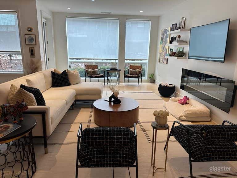  Modern Designer Home with Living, Kitchen & Dining | Ideal for Productions | Max 10 Guests 