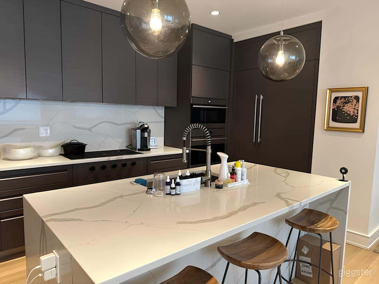 Modern Designer Home with Living, Kitchen &amp; Dining | Ideal for Productions | Max 10 Guests Photo 3