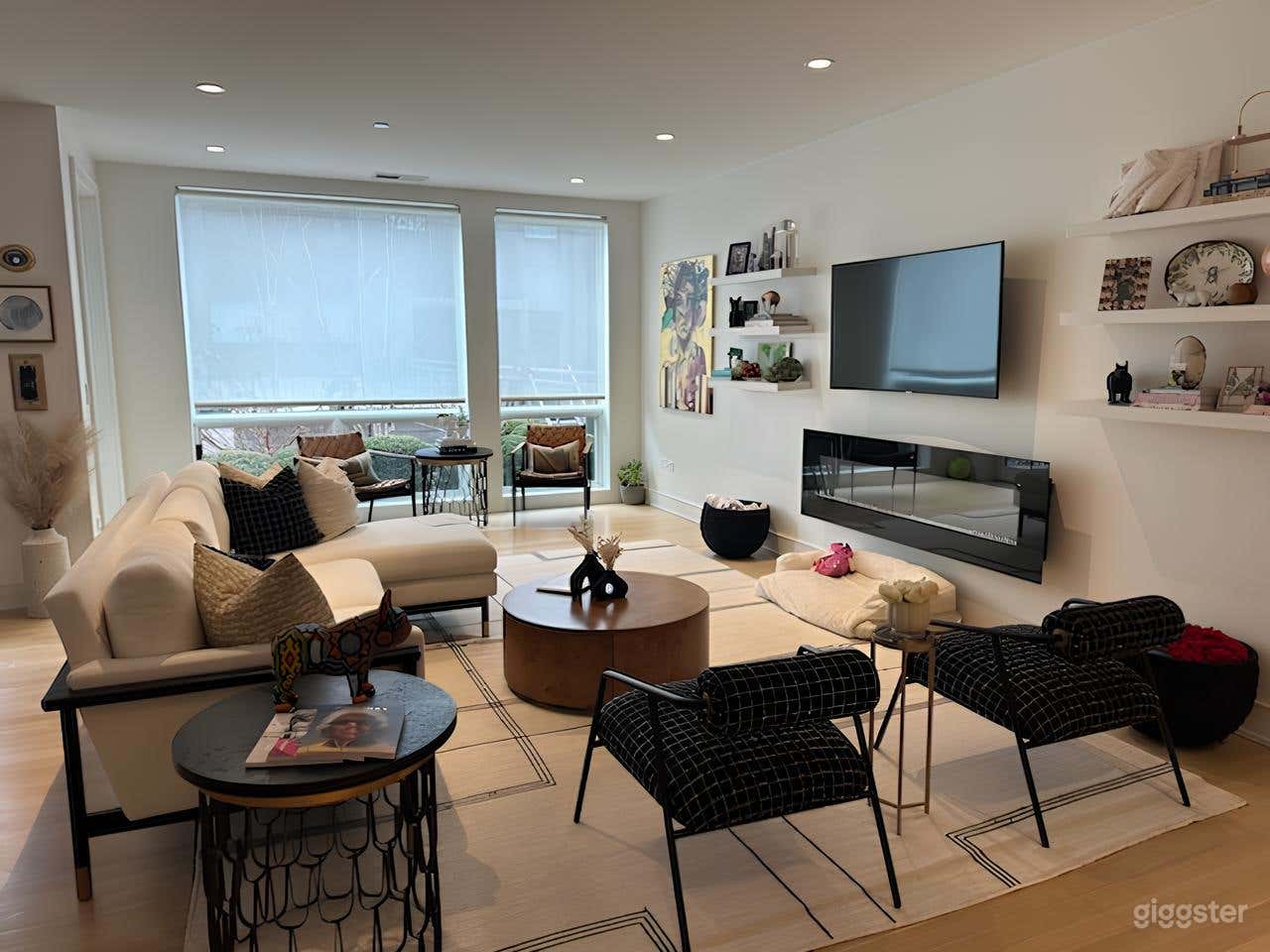 Modern Designer Home with Living, Kitchen &amp; Dining | Ideal for Productions | Max 10 Guests Photo 1