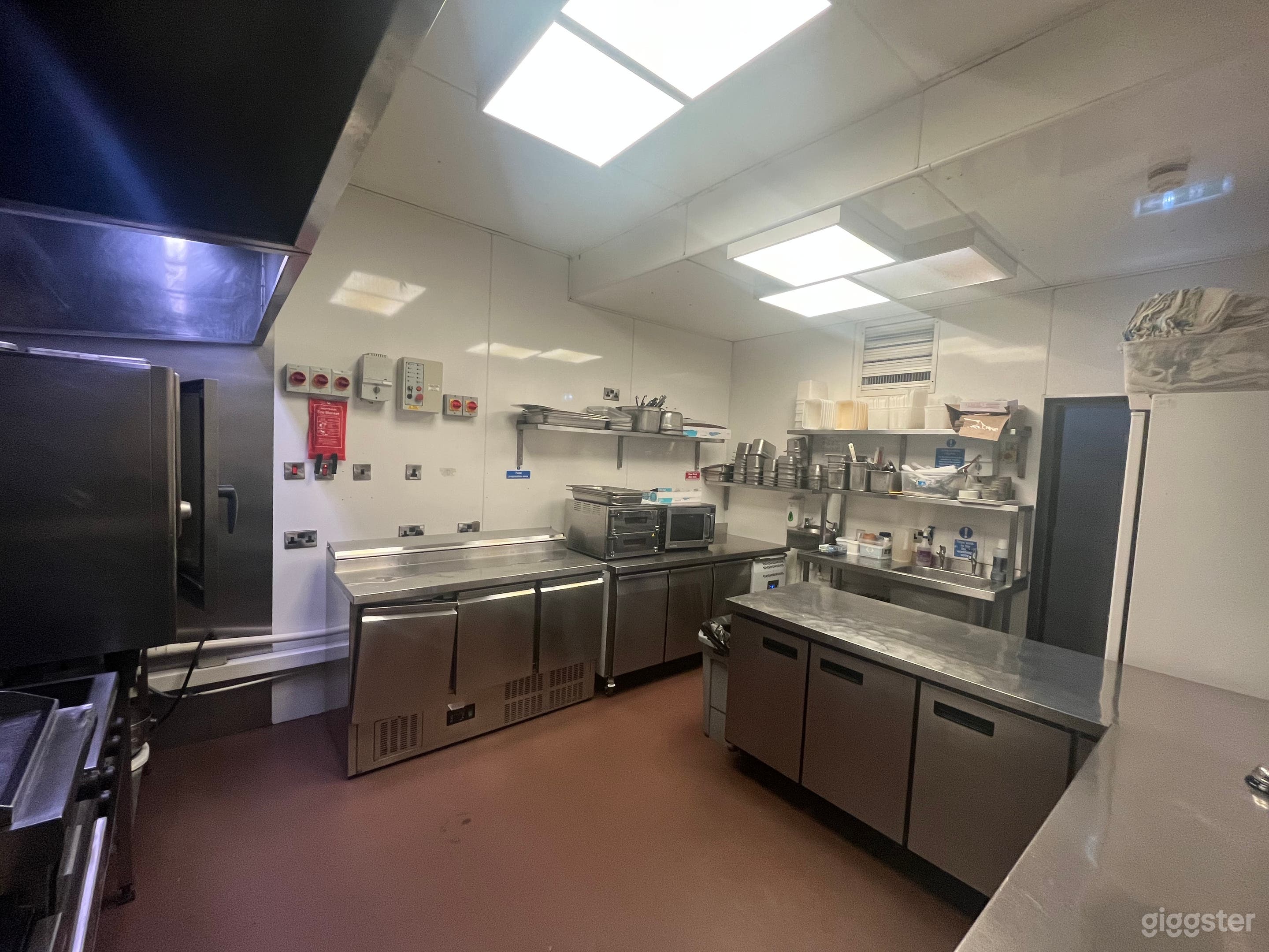 Industrial Full Working Kitchen Photo 3