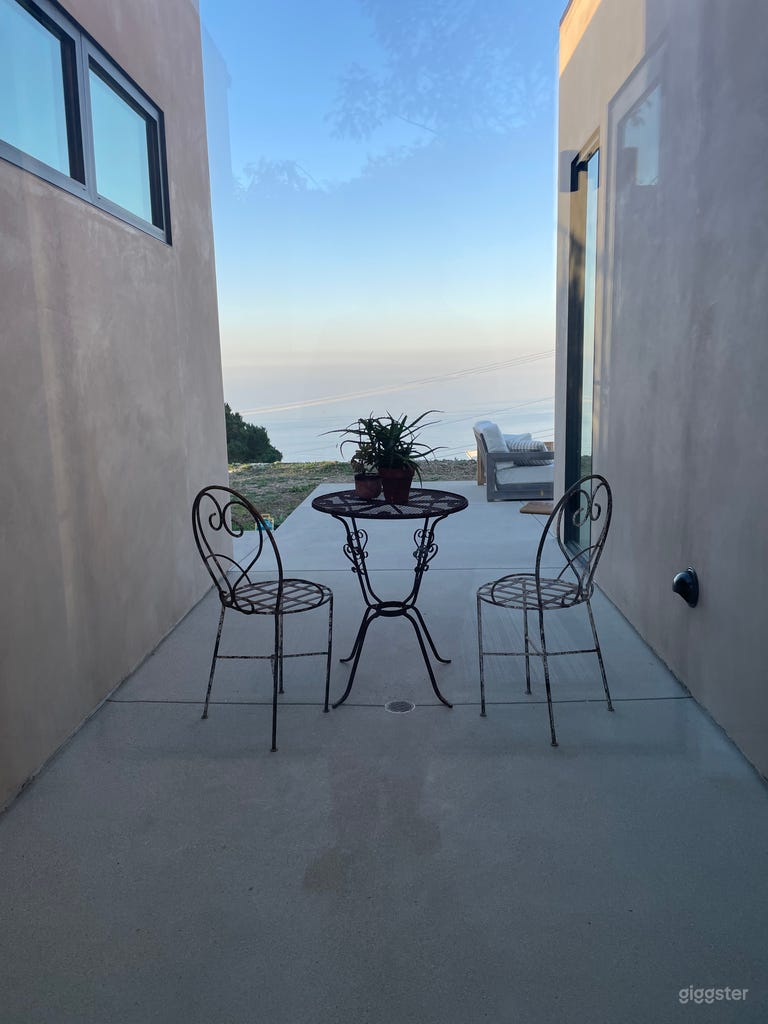  Stunning Malibu Coastal Home with Expansive Ocean Views 