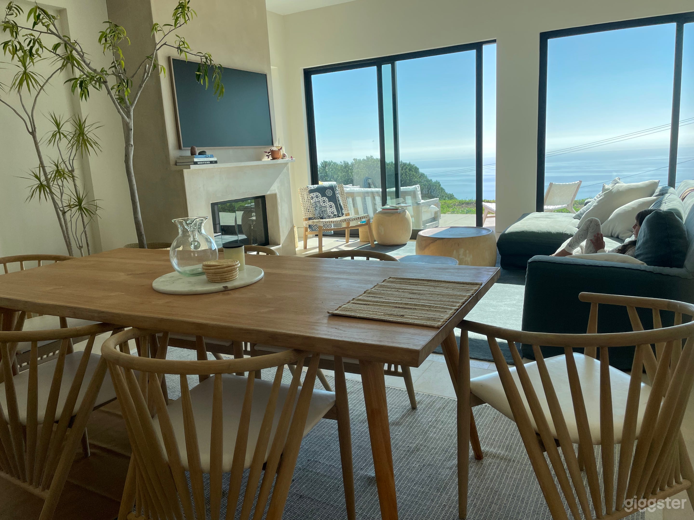 Stunning Malibu Coastal Home with Expansive Ocean Views Photo 3