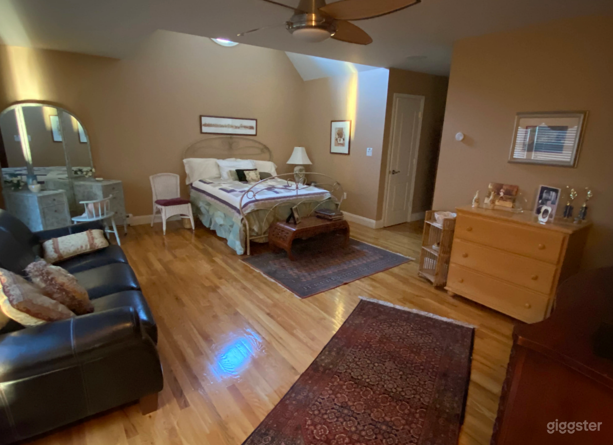 Suburban Estate with Open-Concept Design Photo 4