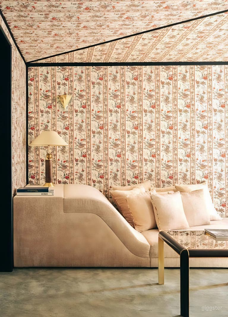  Suite Parisienne Design avec Art Contemporain & Intérieurs Élégants 