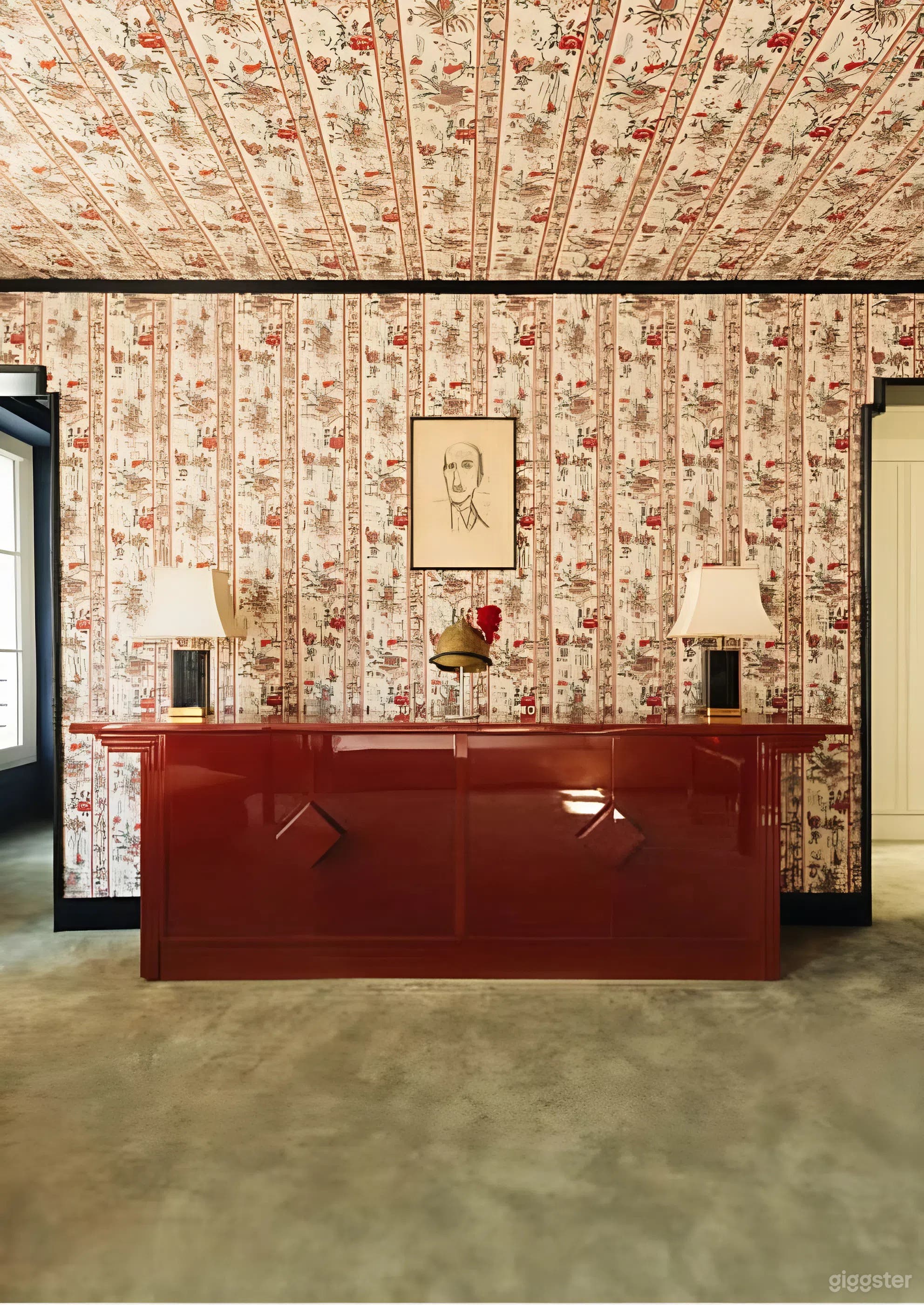Photo de Suite Parisienne Design avec Art Contemporain & Intérieurs Élégants 1