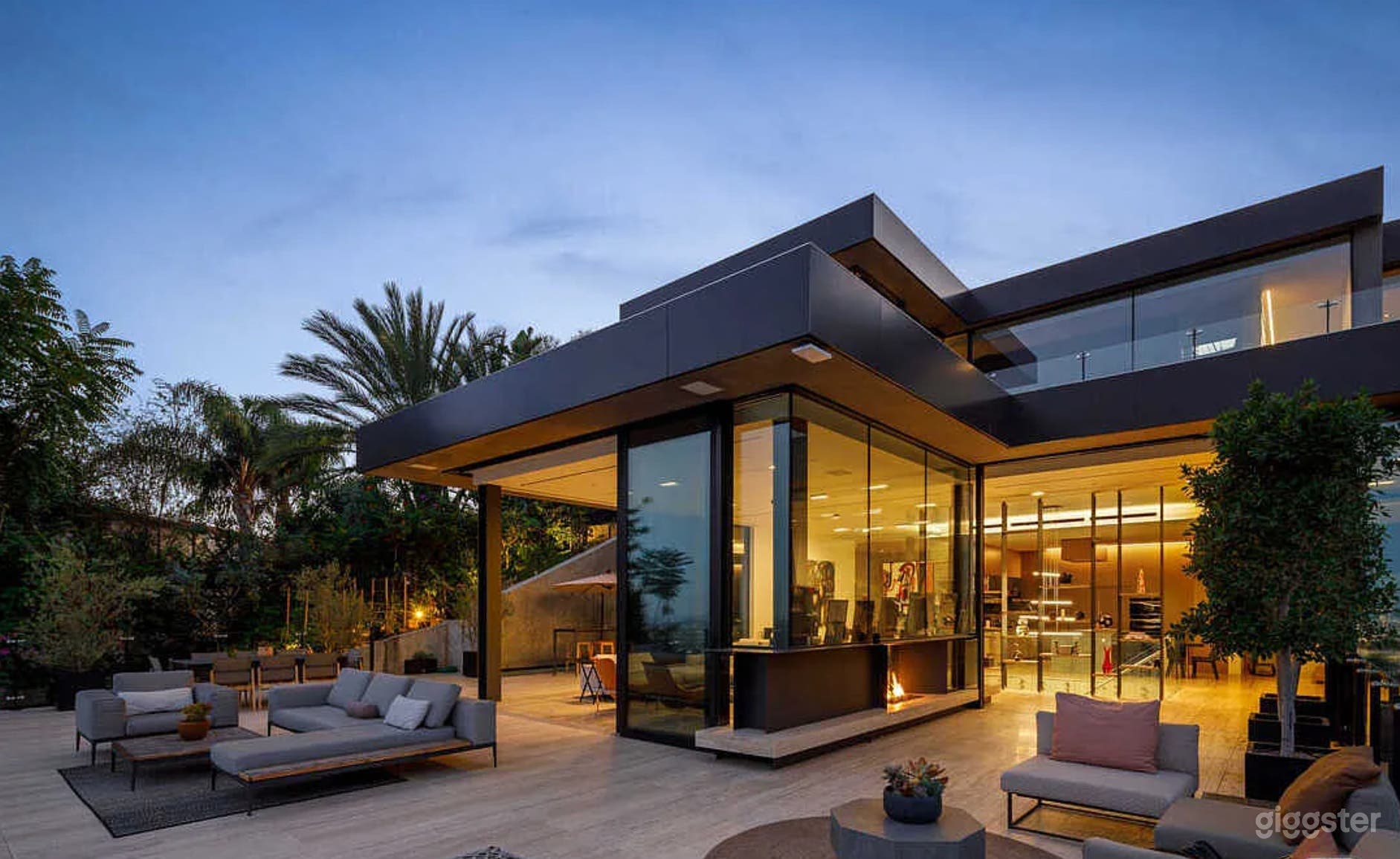 SLEEK HILLSIDE MODERN W/ EDGE &amp; ART VIBES Photo 2