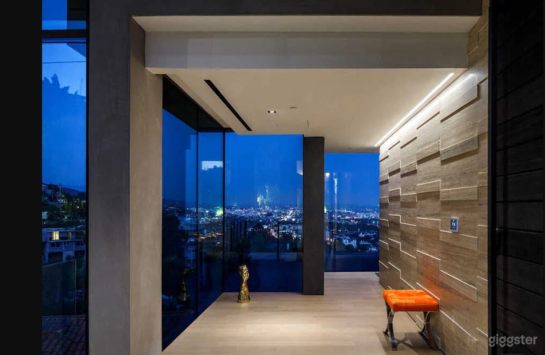 SLEEK HILLSIDE MODERN W/ EDGE &amp; ART VIBES Photo 3