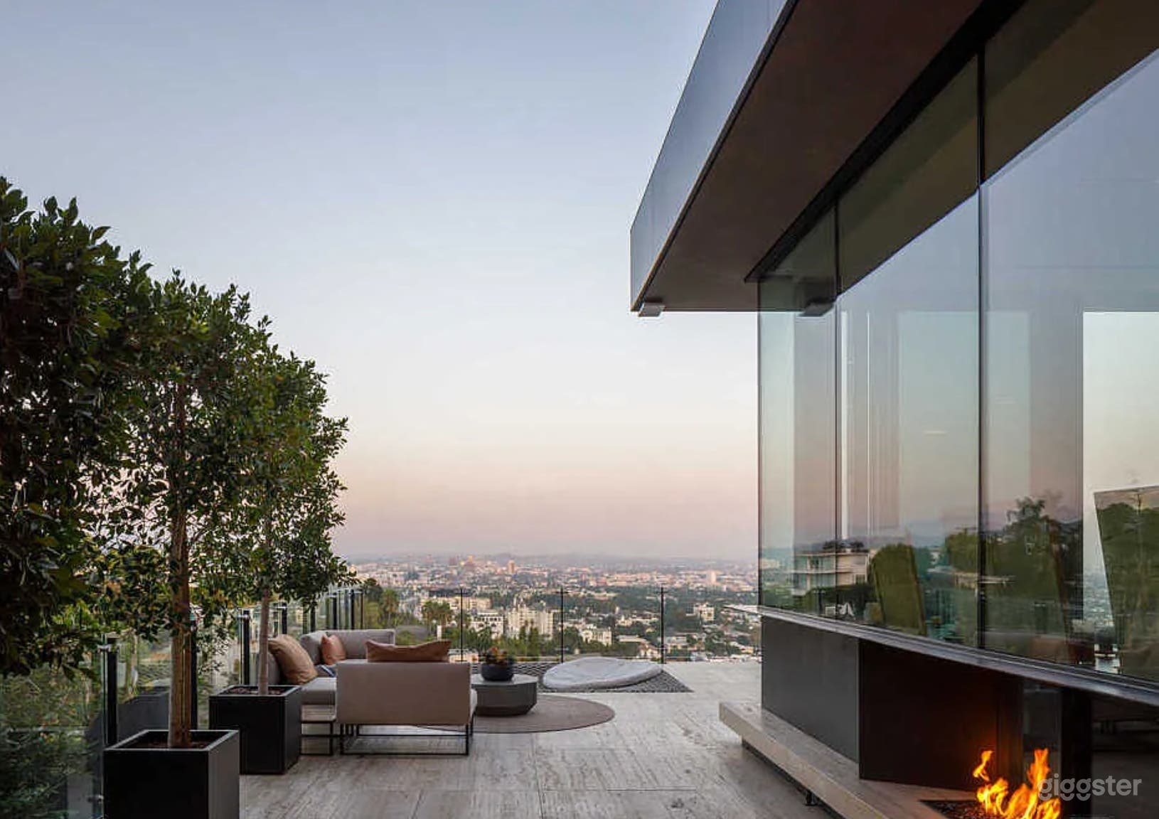 SLEEK HILLSIDE MODERN W/ EDGE &amp; ART VIBES Photo 4