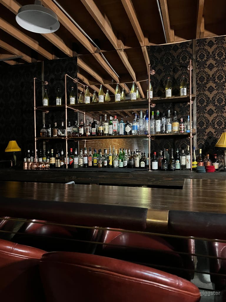  We have a full Bar Set! Really cool moody bar lounge and can double as a Restaurant all in 1000sqft 