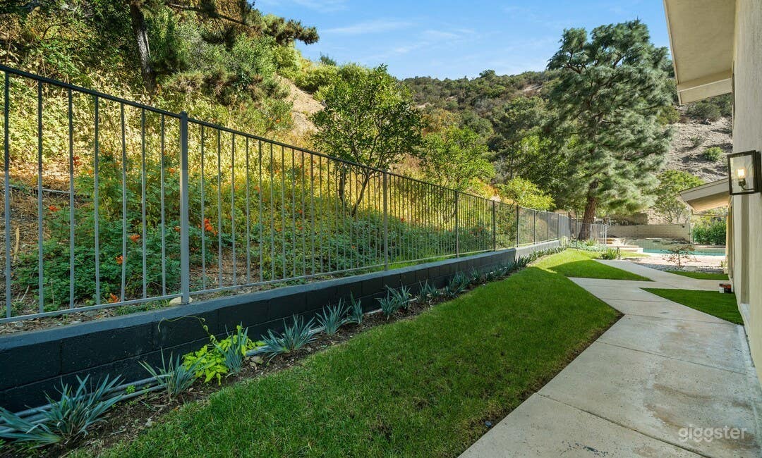  A Splendid pool and fire pit in a spacious yard Photo 4