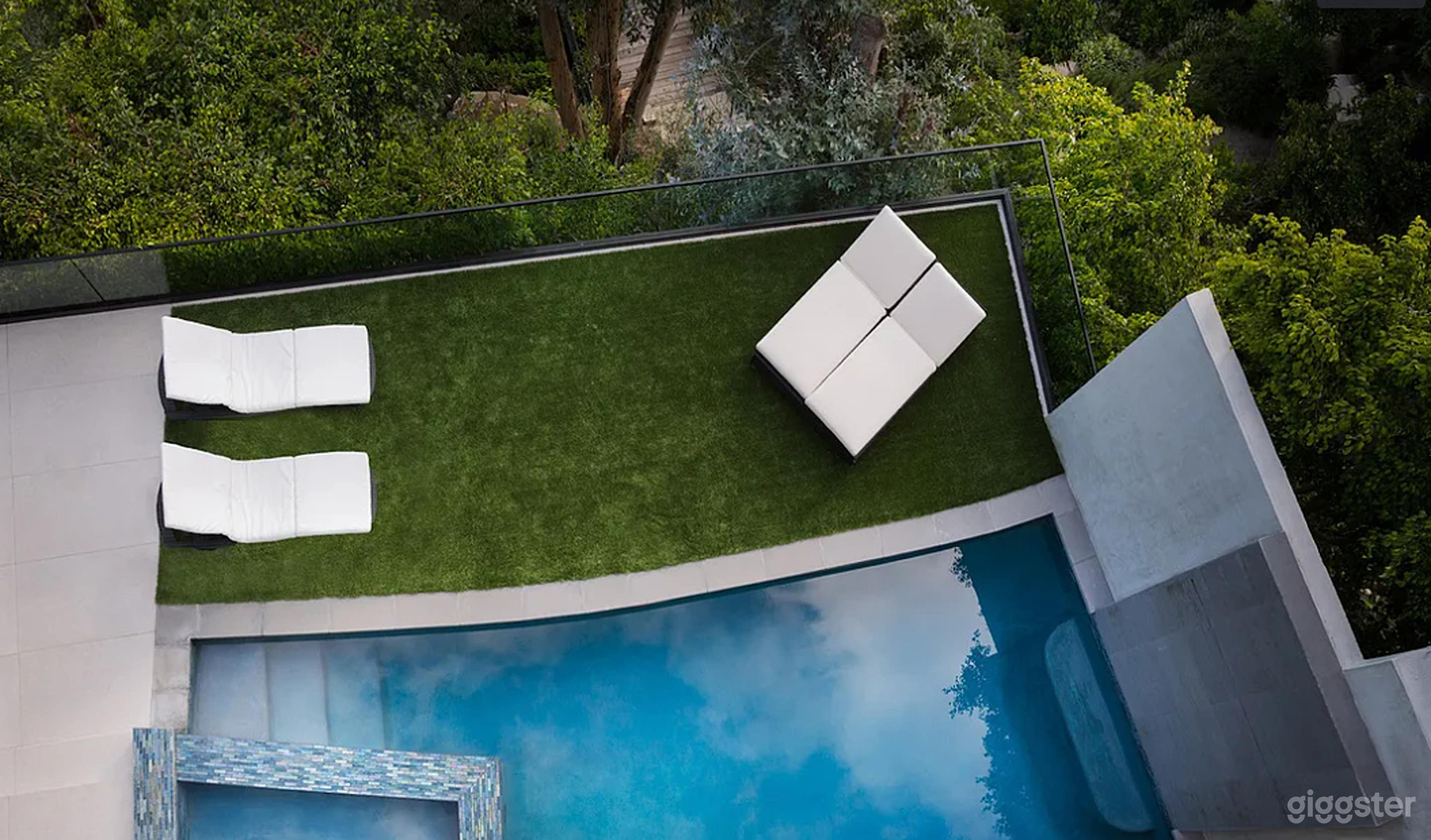 Luxury Modern Pool Photo 4