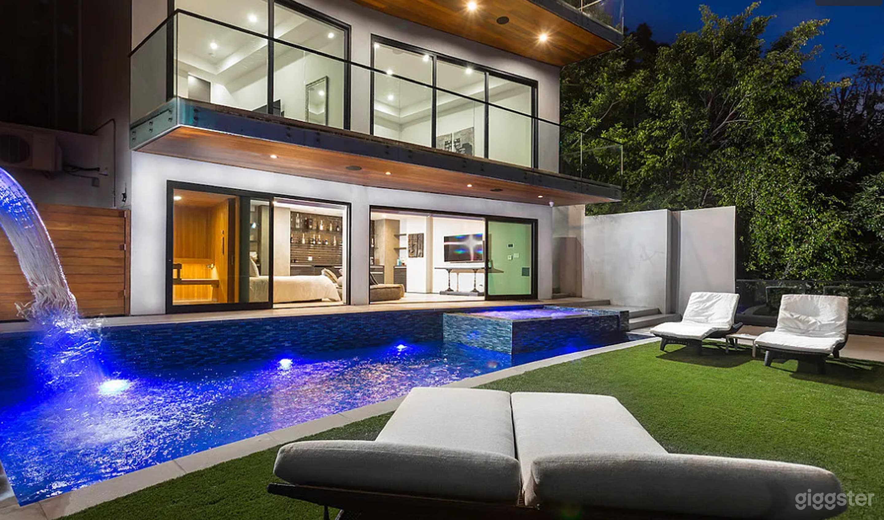 Luxury Modern Pool Photo 2