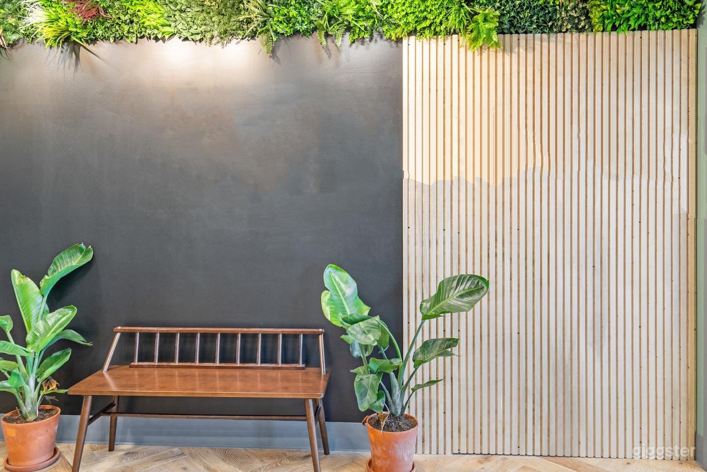 Private Meeting Room for 4 Guests Photo 4