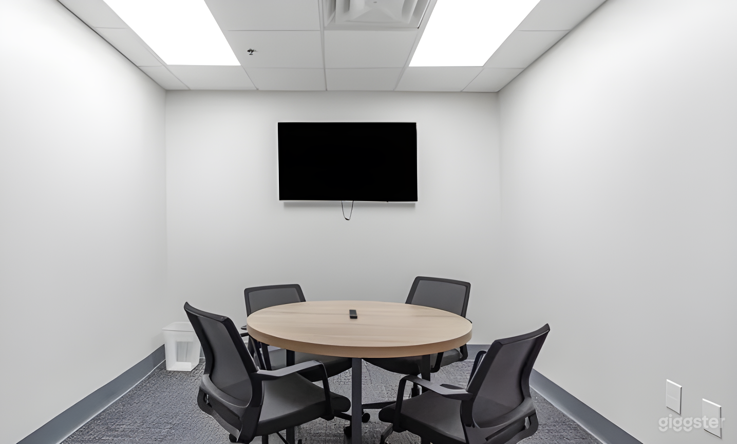 Private Meeting Room for 4 Guests Photo 1