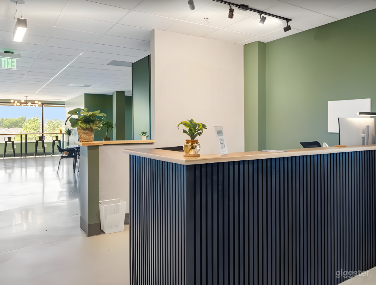 Private Meeting Room for 4 Guests Photo 3