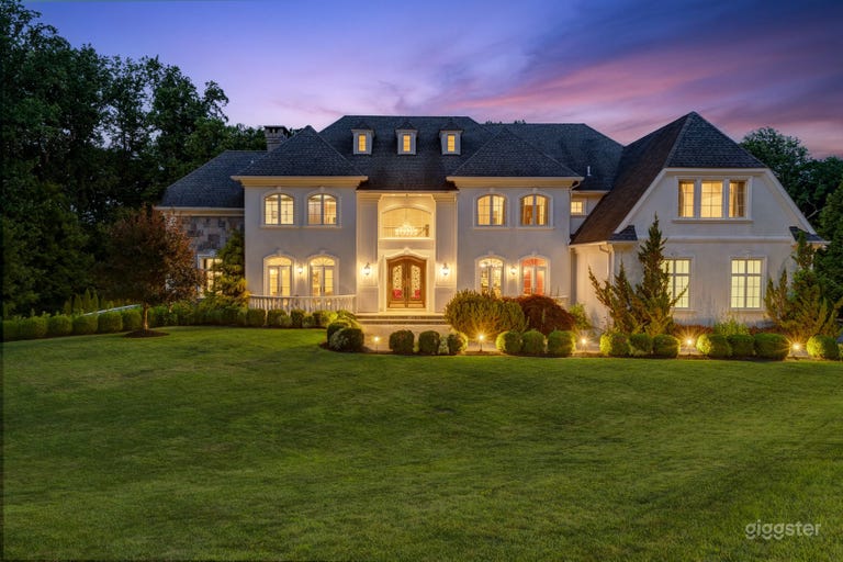  Luxury Estate with Pool, Lake & Hot Tub One Hour from NYC 