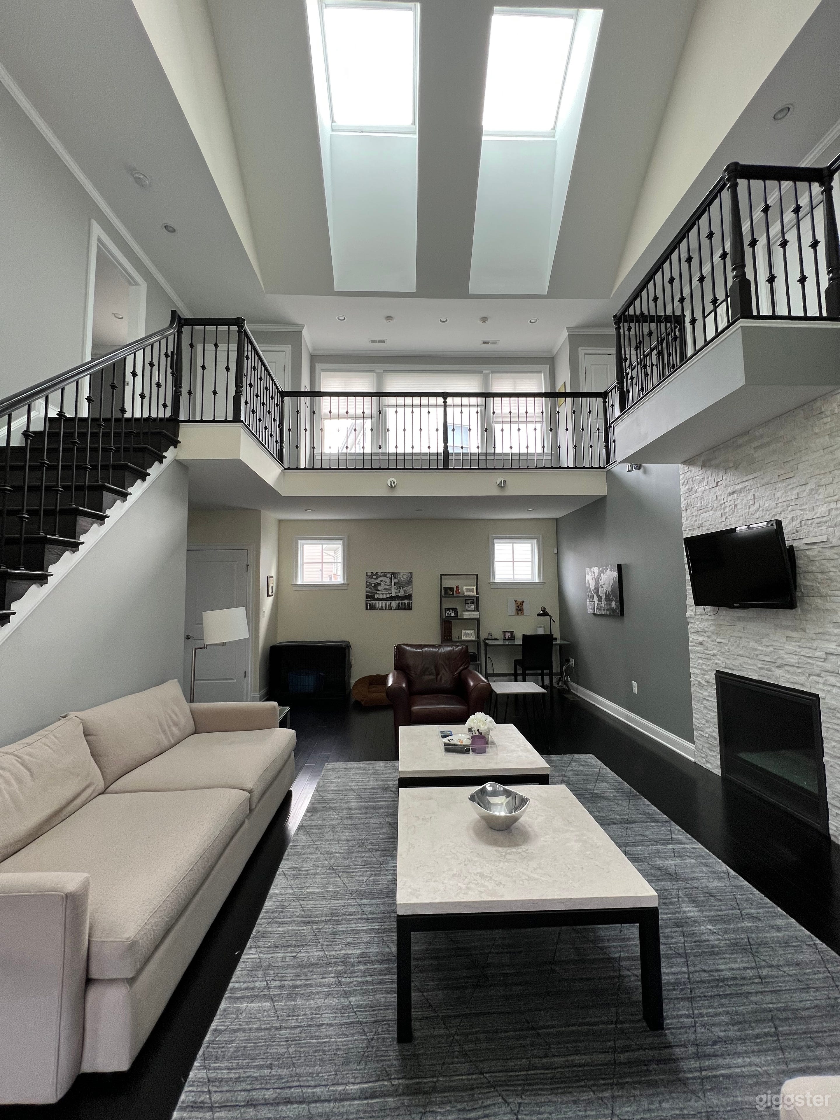 Modern Craftsman with Pool Photo 2