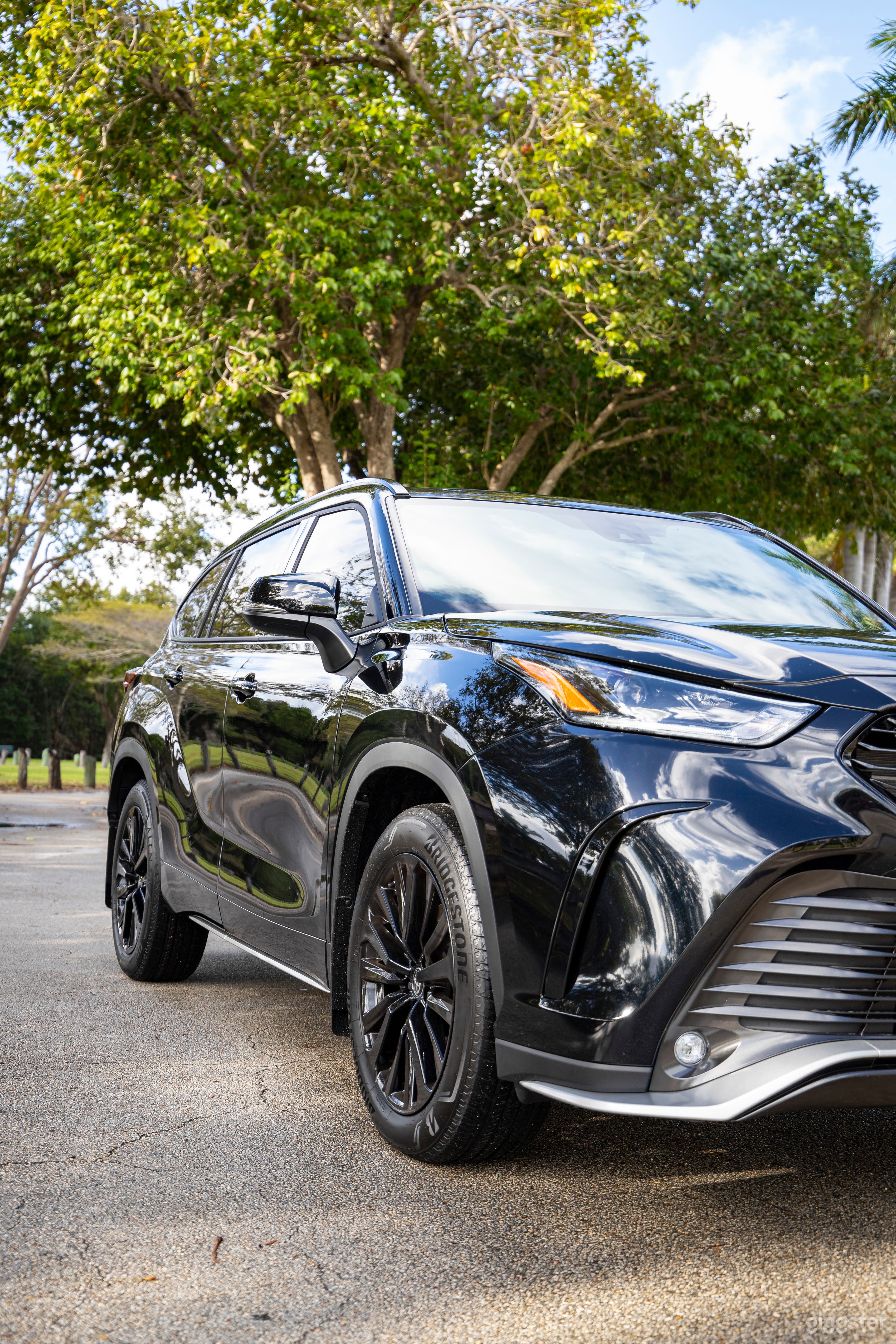 Toyota (Black and Silver)  Photo 4