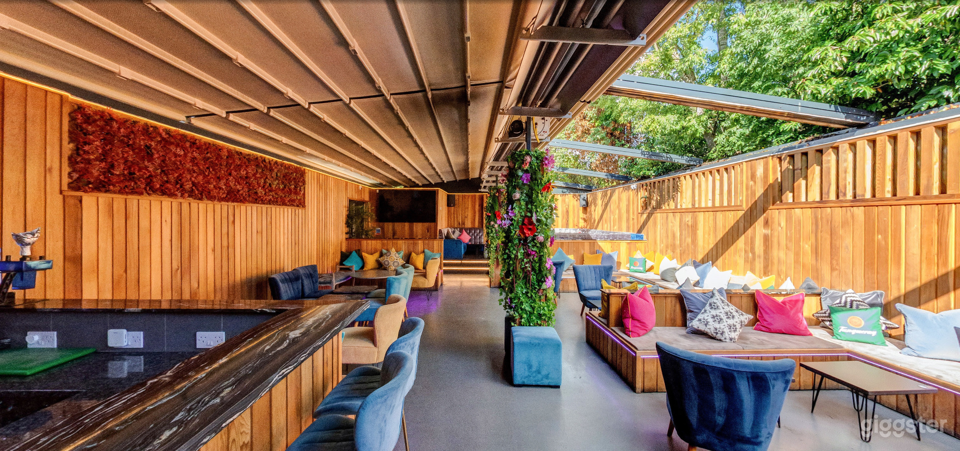 Semi-Outdoor Lounge &amp; Garden Bar Photo 2