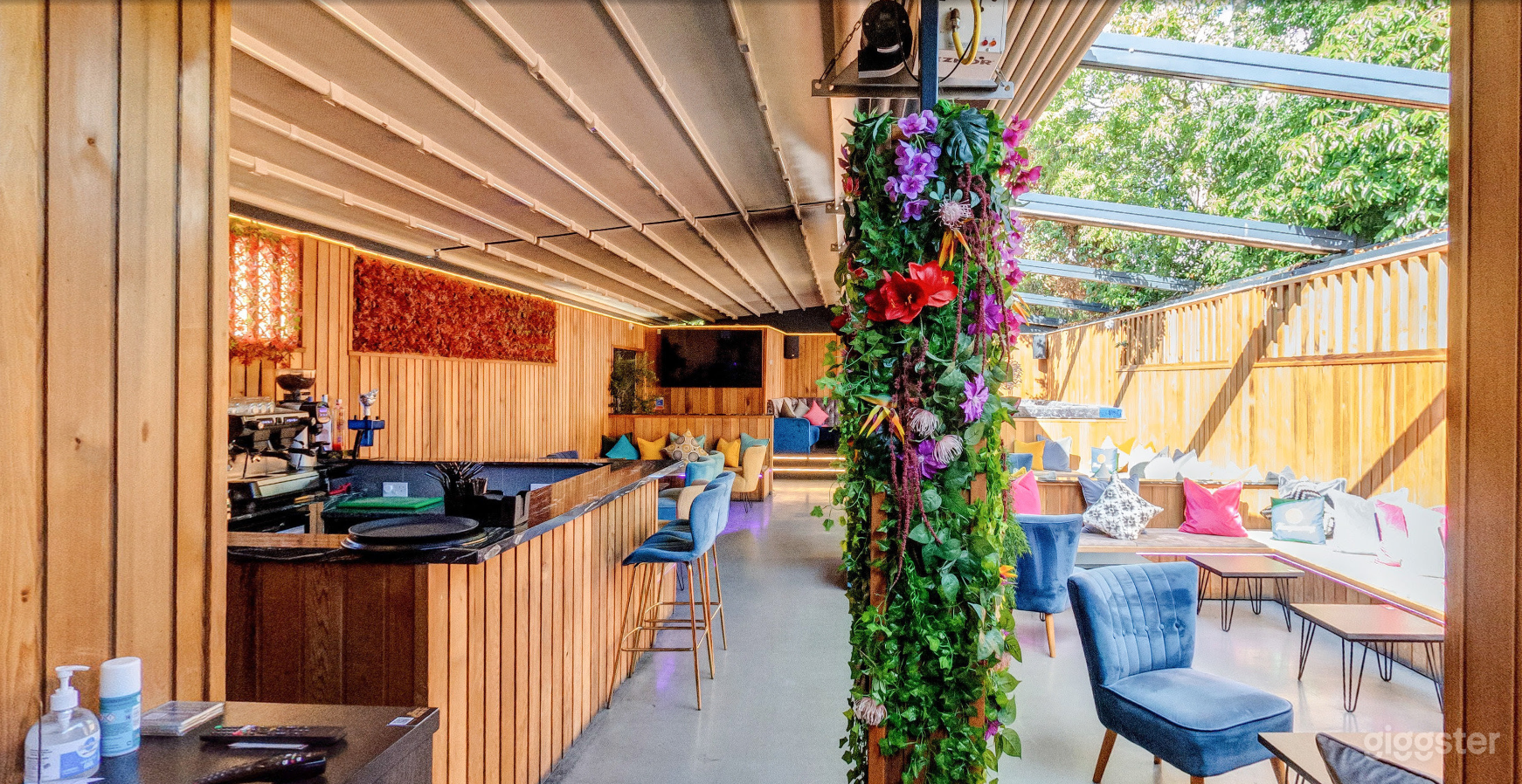 Semi-Outdoor Lounge &amp; Garden Bar Photo 3