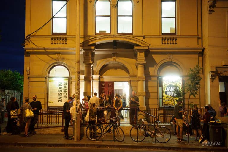  Entrada frontal del edificio 