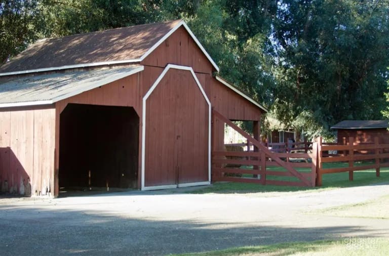  Barns w/Green Lawns, Cornfield & 6 Acre Farm 