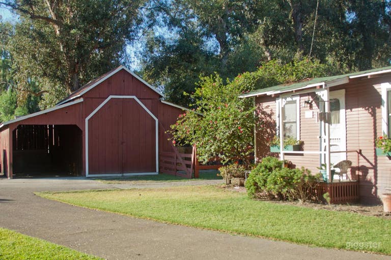  Barns w/Green Lawns, Cornfield & 6 Acre Farm 