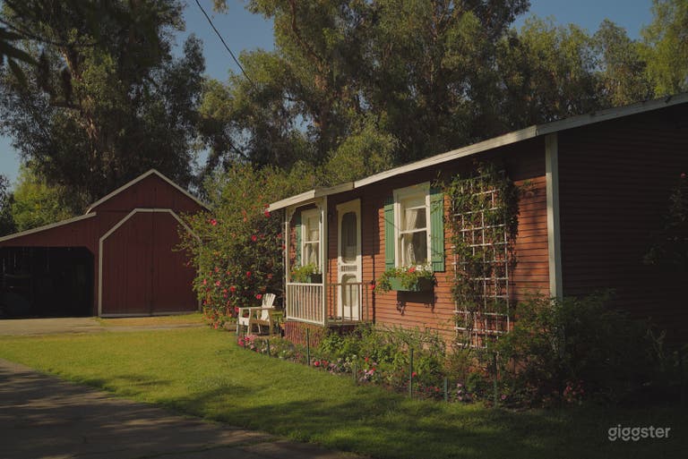  Barns w/Green Lawns, Cornfield & 6 Acre Farm 