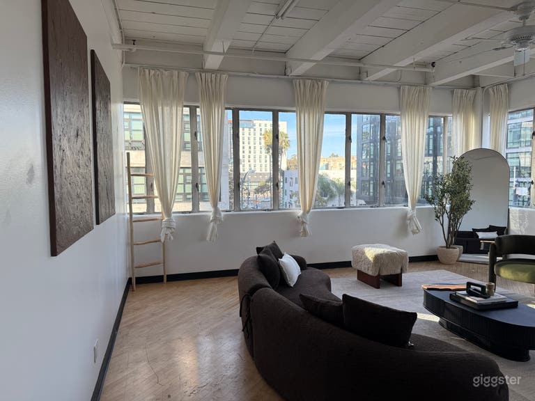  Downtown San Diego Loft Style Studio w/ Natural Lighting 