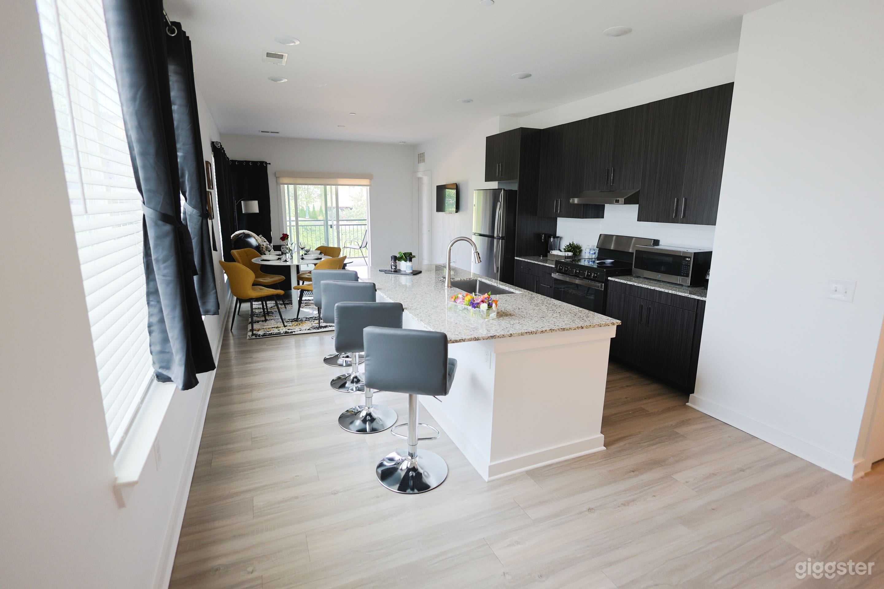 Modern Apartment with Natural Light - Atlanta Photo 4