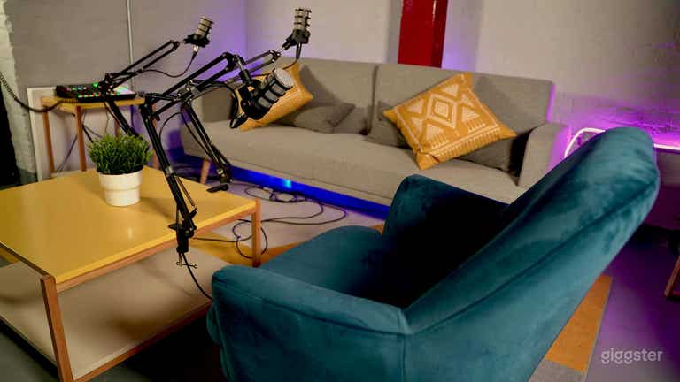  Podcast Studio 