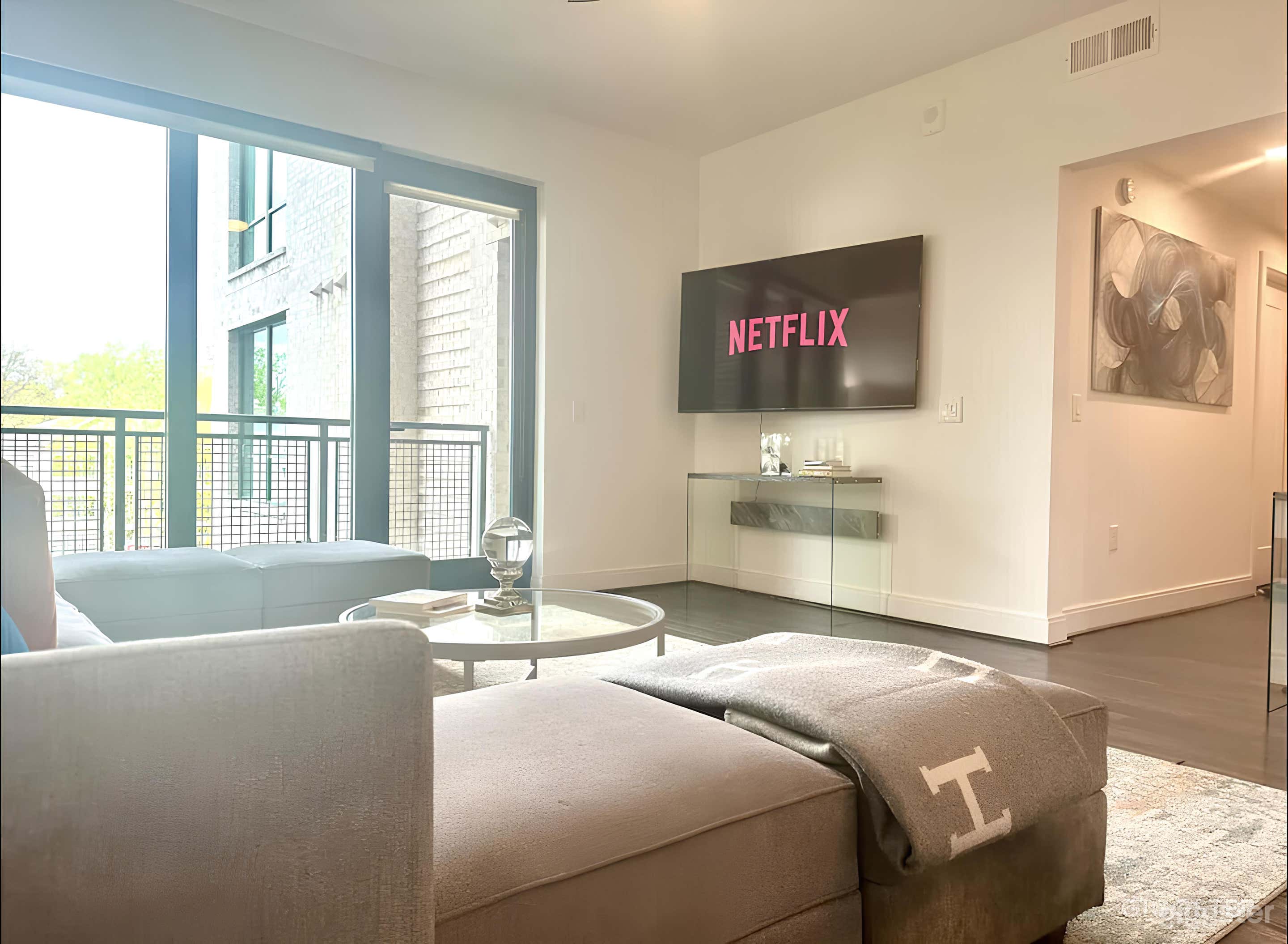 Modern Open Floor Plan Apartment Photo 3