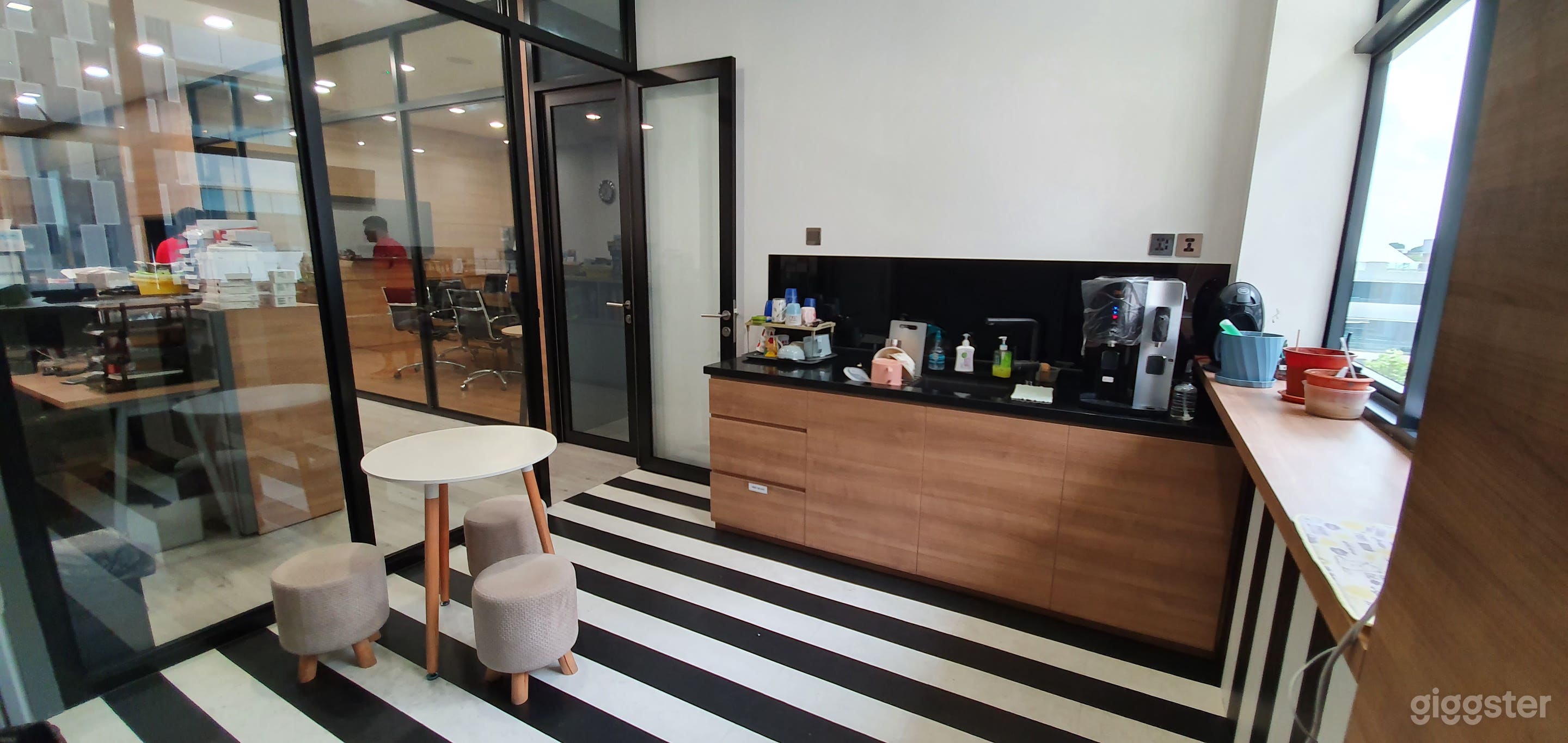 2000sf designer office w pool table Photo 3