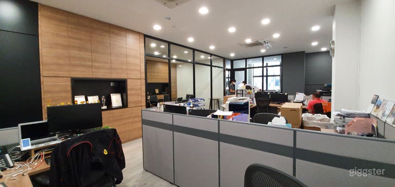  Oficina de diseño de 2000 pies cuadrados con mesa de billar 