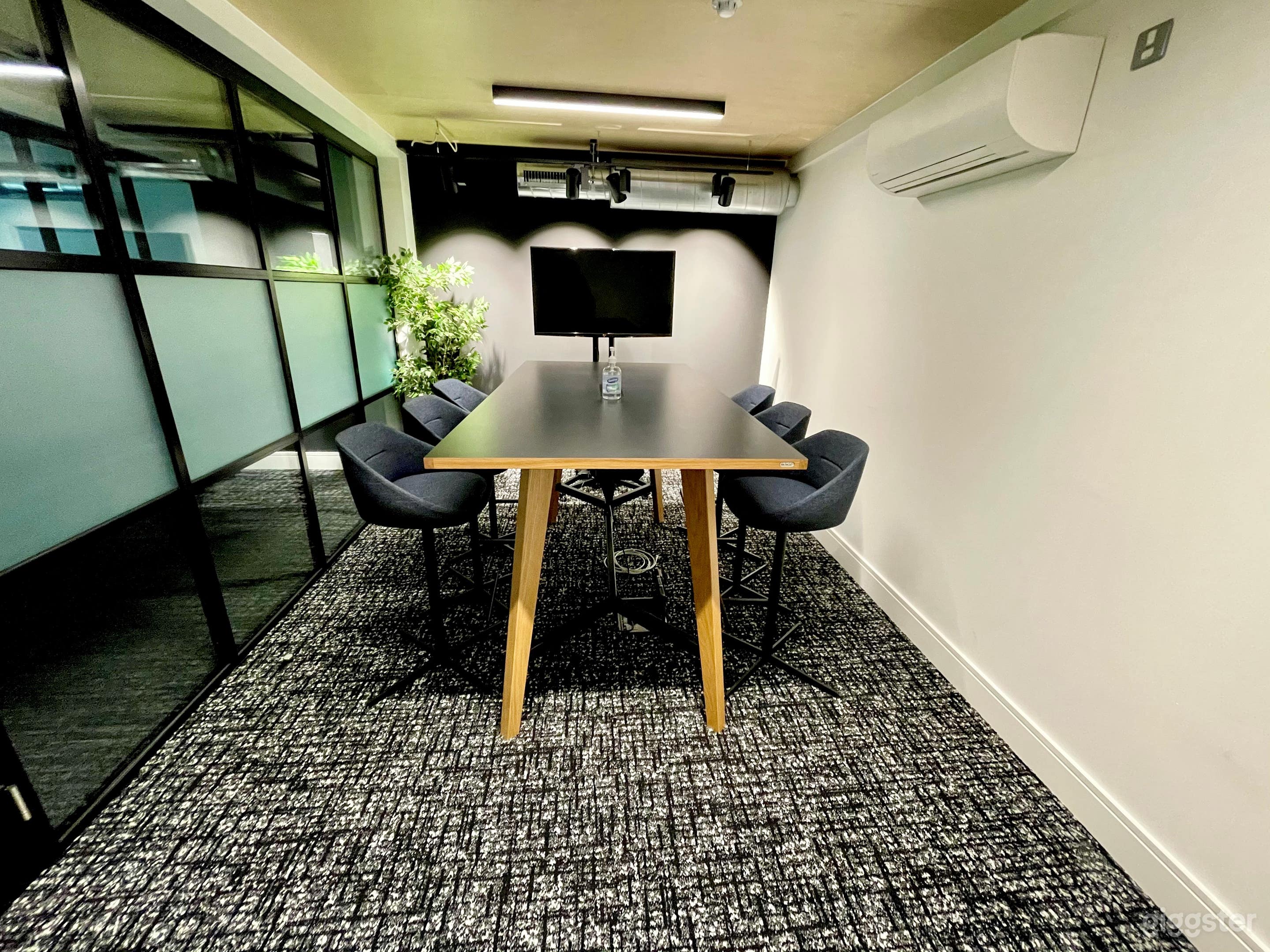 Modern and Luxurious Meeting Room G09  Photo 1