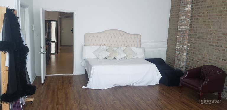  bed is facing the window fully 