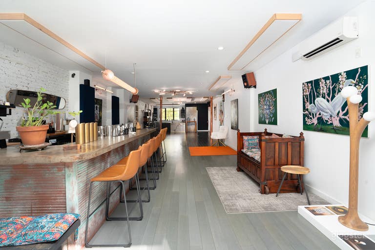  Grand Art Oasis a High-End Eclectic Haven 