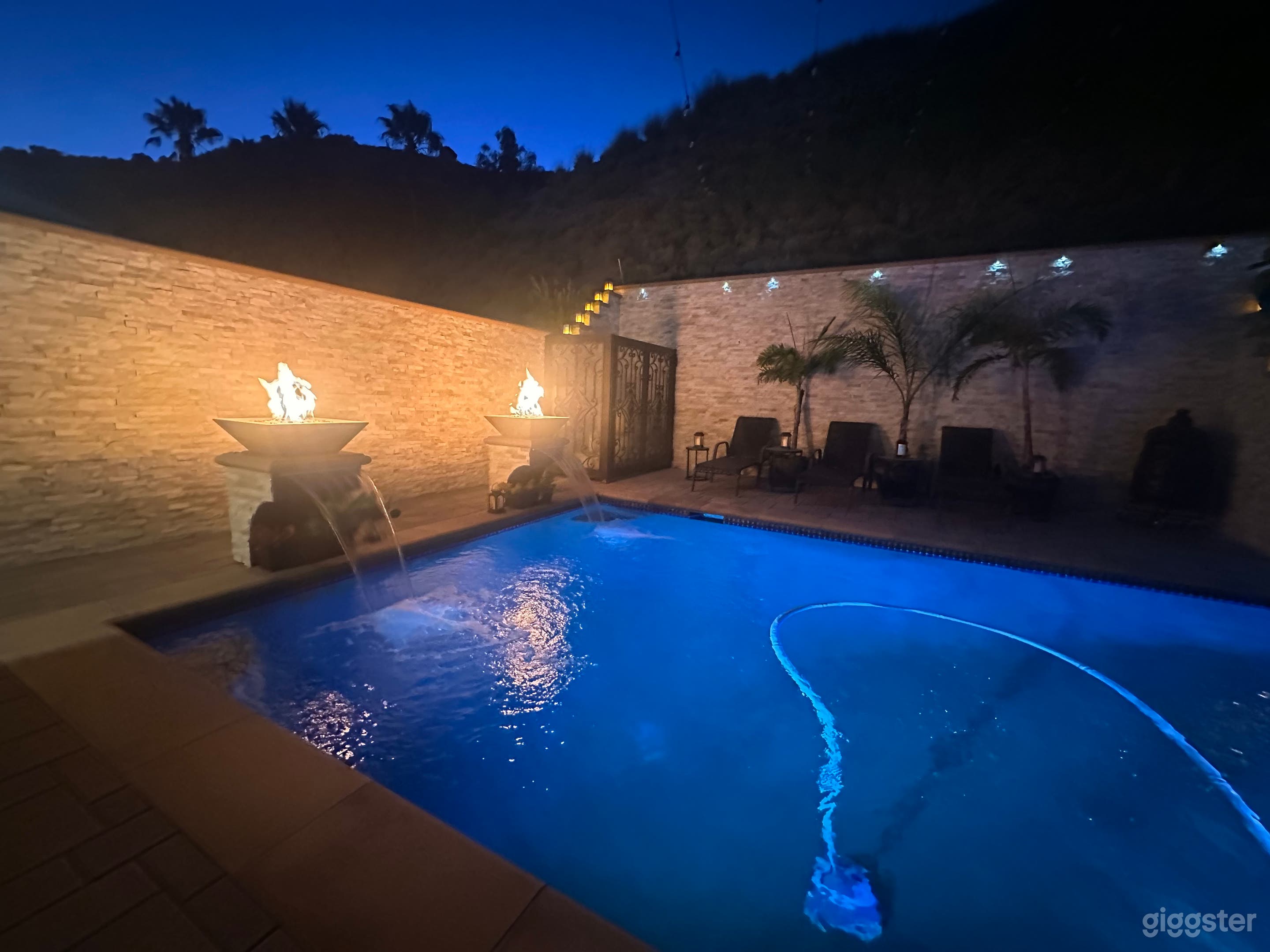 One of a kind house with pool in Burbank Hills Photo 2