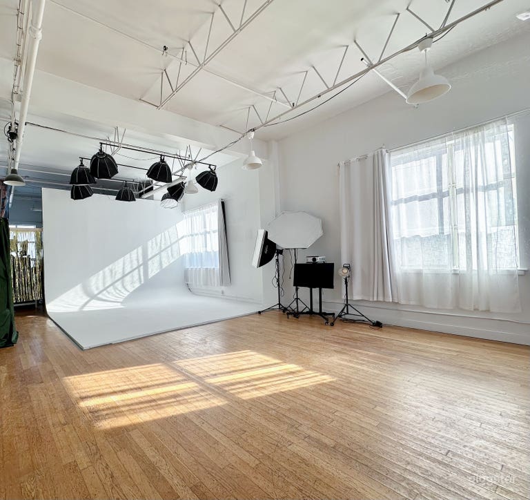  Studio Cyclorama blanc • Loft lumineux à hauts plafonds 