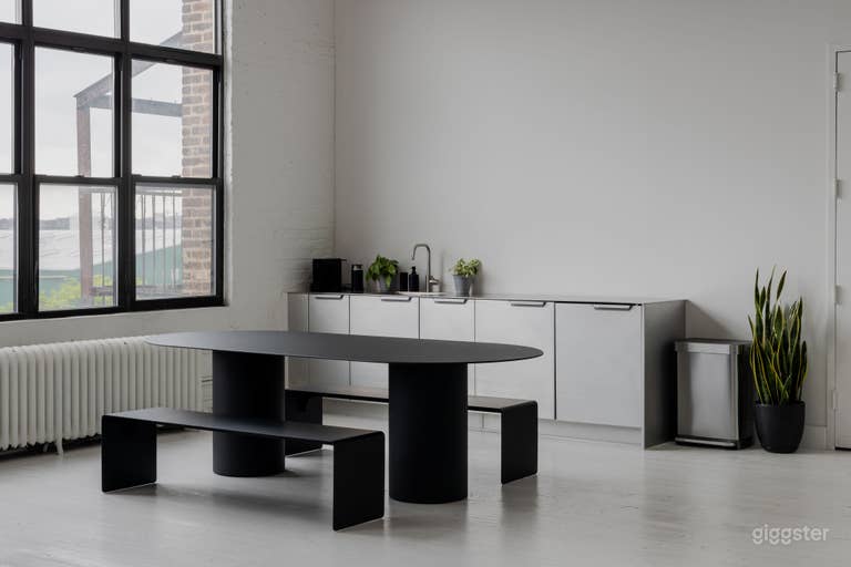  Sleek Minimalist Creative Studio Space 