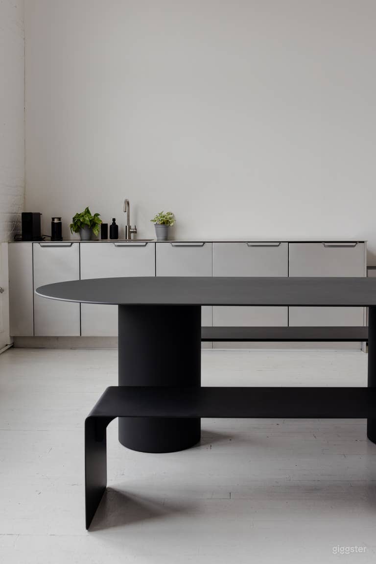  Sleek Minimalist Creative Studio Space 